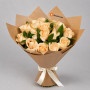 Букет из 15 кремовых роз и салала в крафте