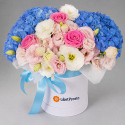 Композиция из гортензии и роз в коробке «Незабудка»